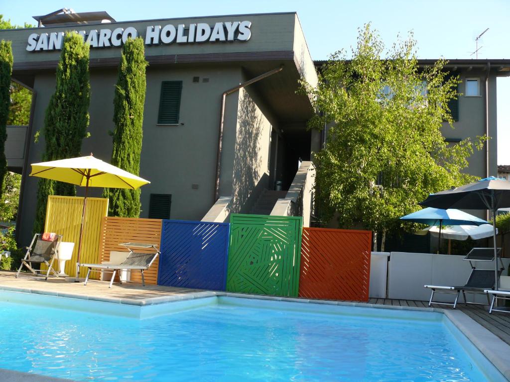 卢卡圣马可度假酒店的酒店前的游泳池