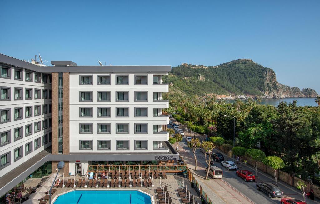 阿拉尼亚Riviera Zen Hotel Adult Only的享有酒店游泳池的景致。
