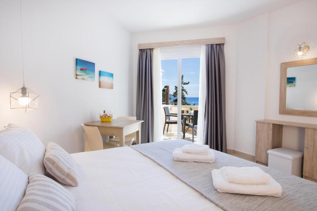卡尔帕索斯Porfyris Studios and Apartments的一间卧室配有一张床,享有海景