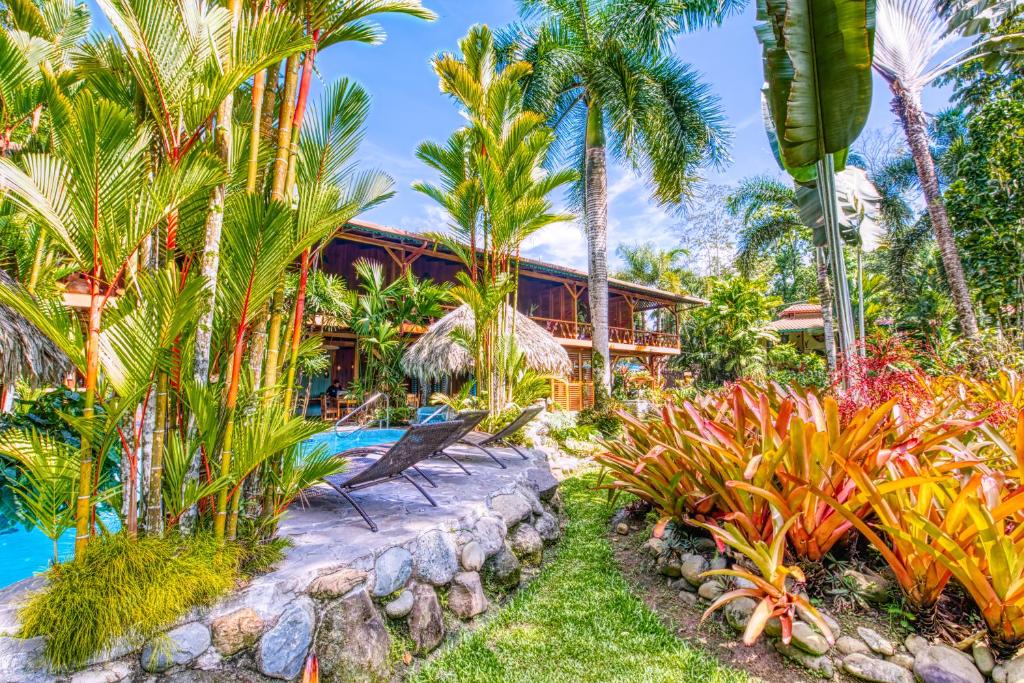别霍港Hotel Banana Azul - Adults Only的一个带游泳池和棕榈树的度假村