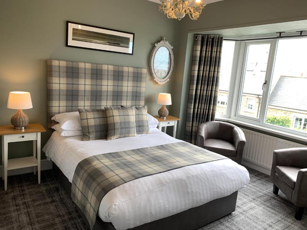 巴姆博格桑宁代尔酒店的一间卧室配有一张床、一把椅子和窗户。
