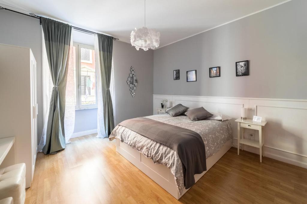 罗马Monti49 GuestHouse的白色的卧室设有床和窗户