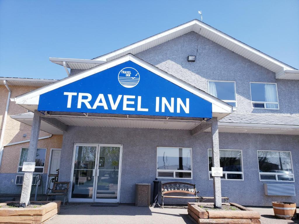 萨斯卡通Travel-Inn Resort & Campground的大楼前的旅行旅馆标志