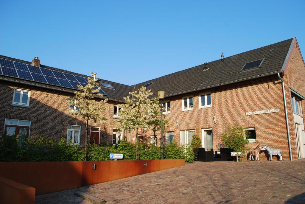 BocholtzHof Kricheleberg的一座大型砖砌建筑,上面有太阳能电池板