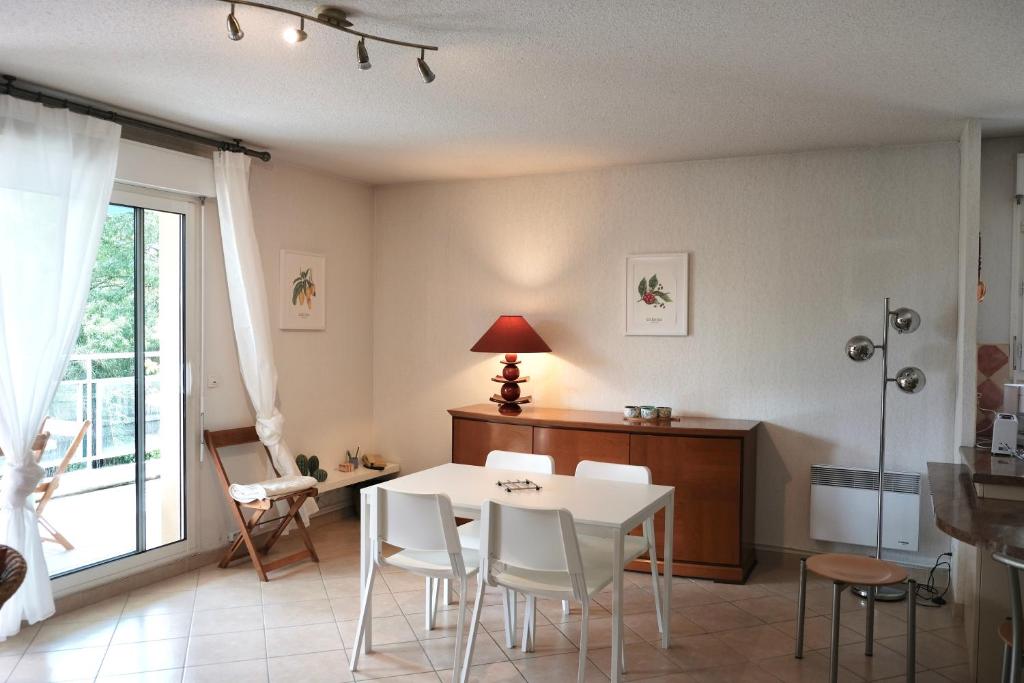 马赛Appartement Marseille Vacances的客厅配有白色的桌子和椅子