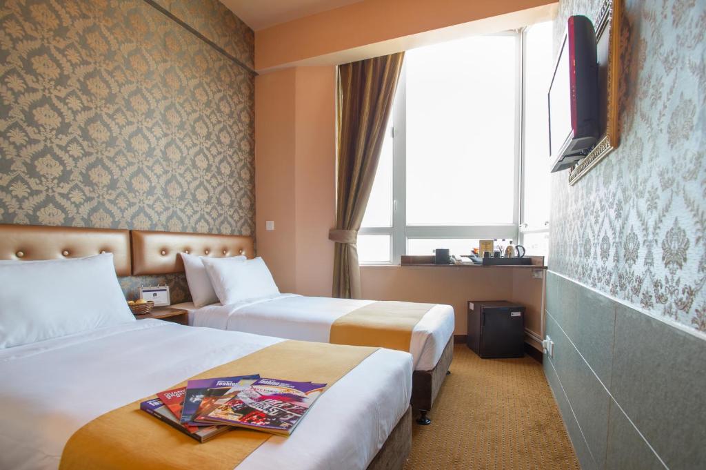 华丽铜锣湾酒店客房内的一张或多张床位