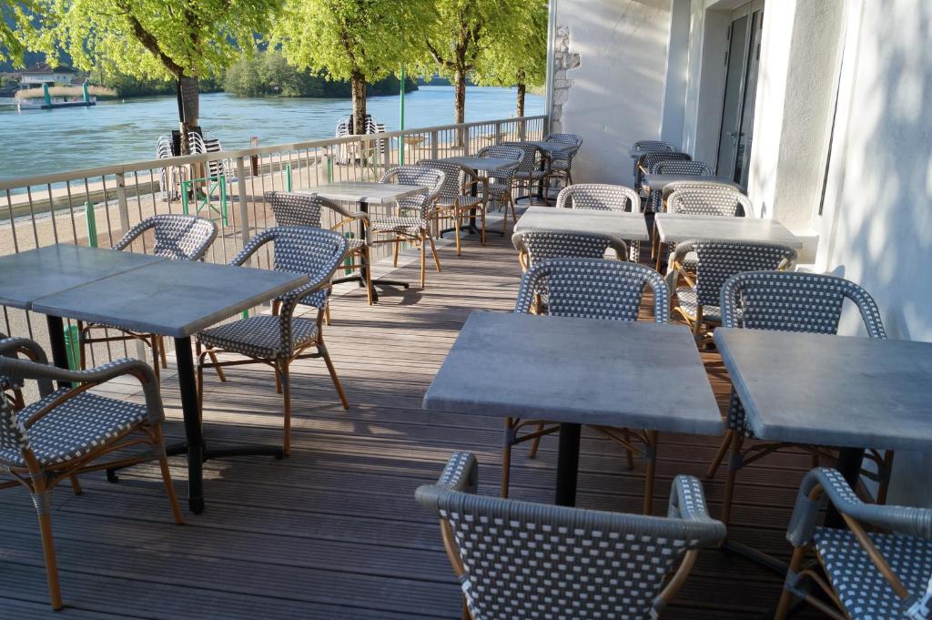 塞塞尔hotel du Rhône的甲板上的一排桌椅