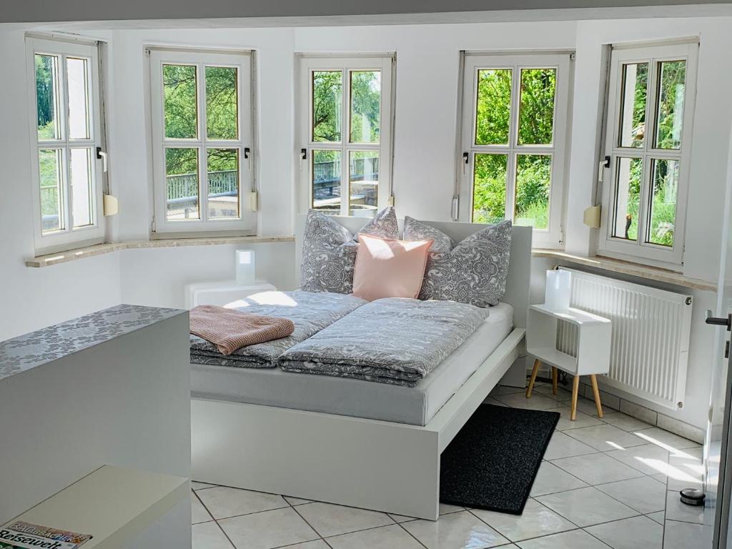 巴特阿巴赫Apartment Donaublick的白色的客厅配有沙发和窗户