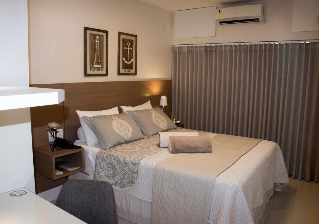 萨尔瓦多Ondina Apart Hotel - Apto. 537的一间卧室配有一张带白色床罩的大床