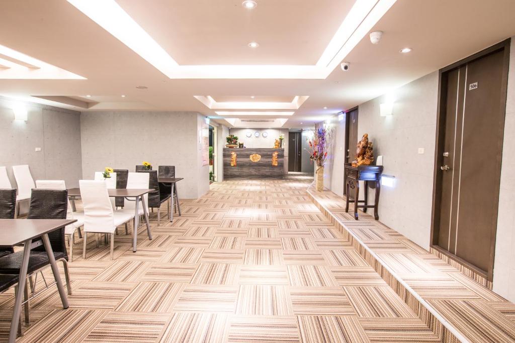 中坜育松园商旅的配有桌椅的餐厅走廊