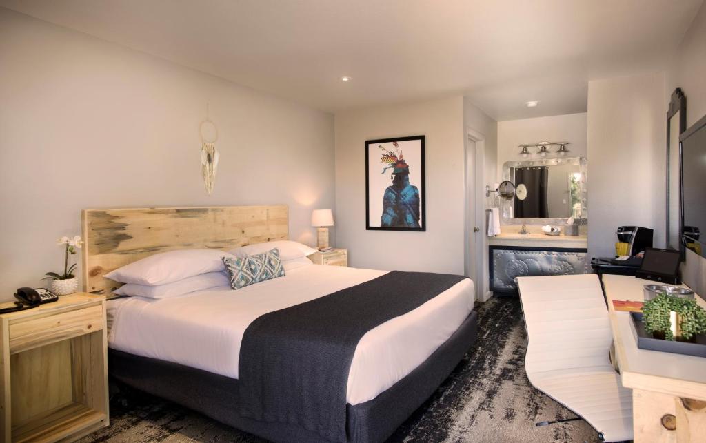 圣达菲The Sage Hotel的酒店客房设有一张大床和一间浴室。