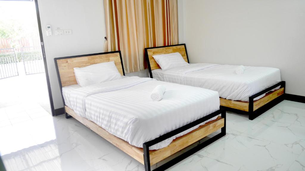 清迈Kudao Rent Room的配有白色床单的客房内的两张床