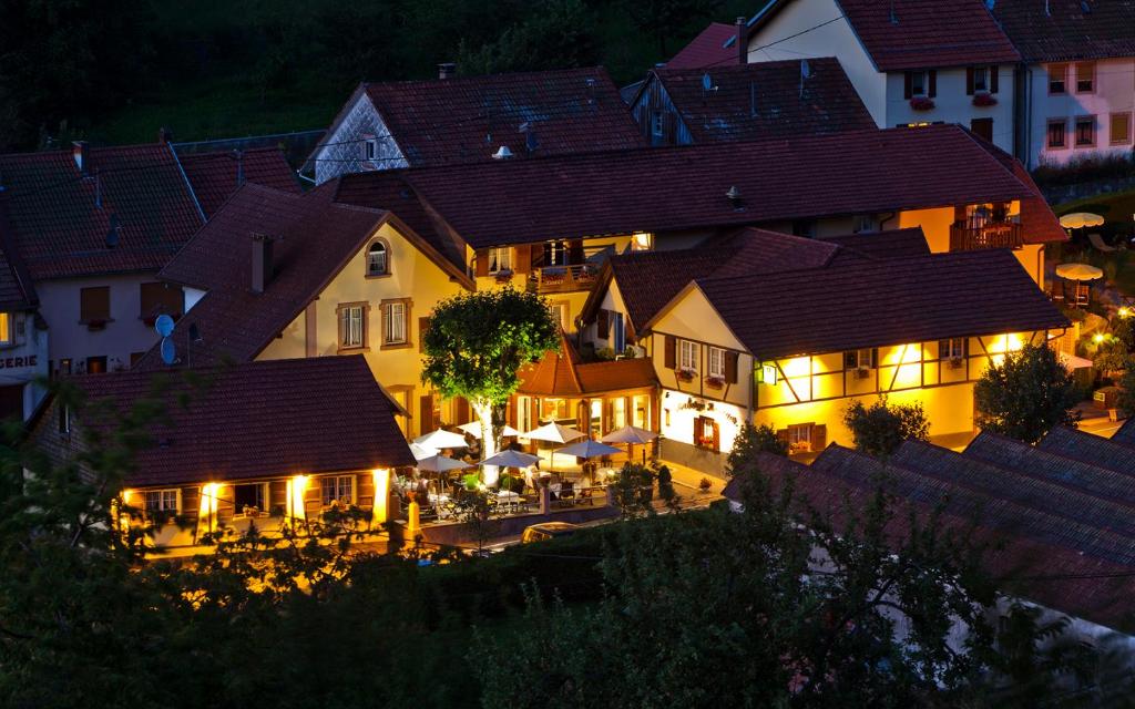 Natzwiller奥贝尔杰梅茨格餐厅酒店的夜晚带灯光的城镇景观