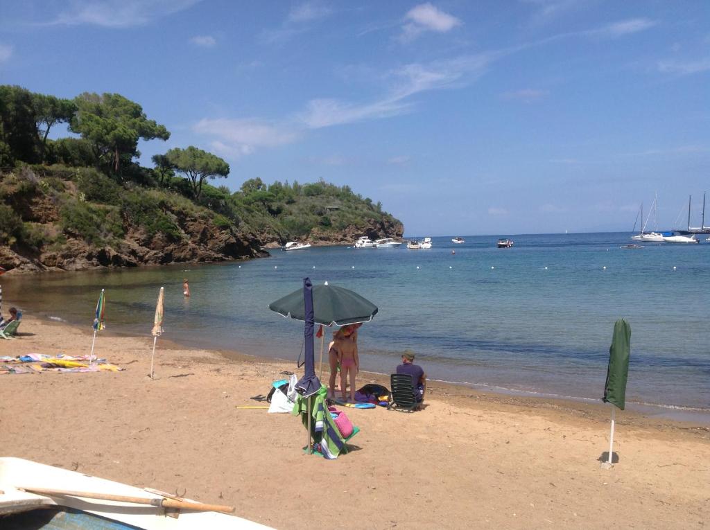 卡波利韦里Case dei limoni sul mare的一群人在海滩上,带一把遮阳伞