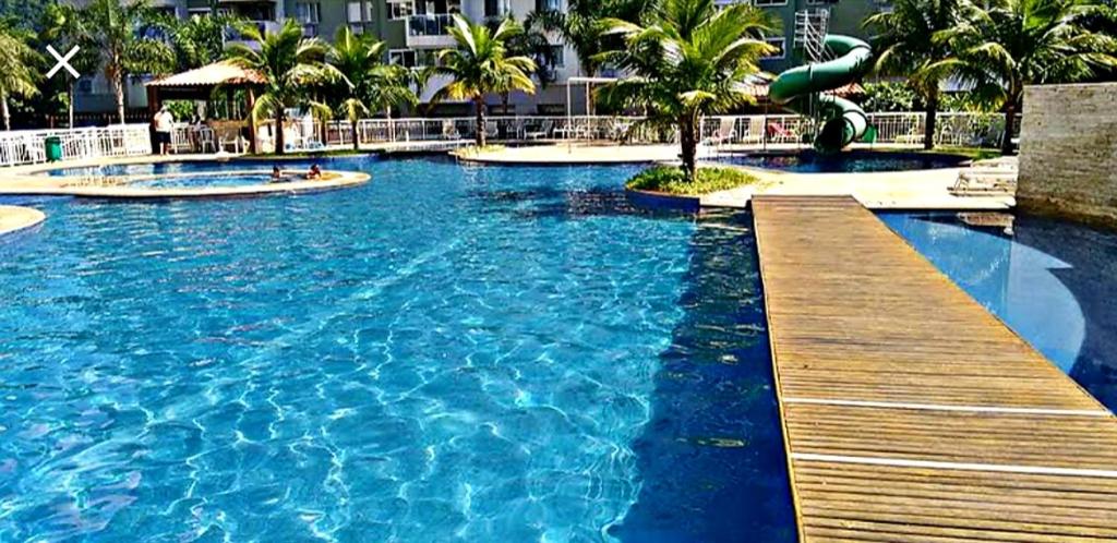 里约热内卢Rio Centro - Barra da Tijuca - Recreio - Praia的度假村内带滑梯的大型游泳池