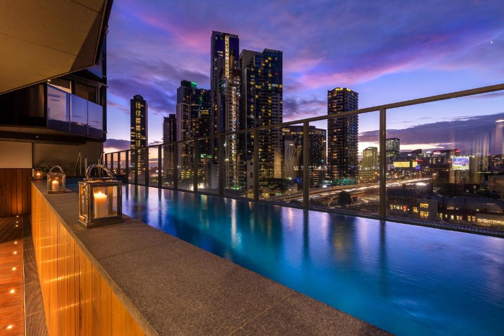 墨尔本马尔科想象公寓的享有城市天际线景致的屋顶游泳池