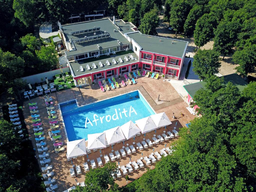 季米特洛夫格勒Hotel Afrodita Dimitrovgrad BG的享有带游泳池的度假村的空中景致