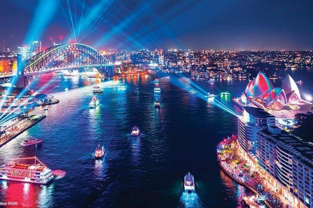 悉尼STUNNING SYDNEY HOME 4的水中船只在夜间欣赏城市美景