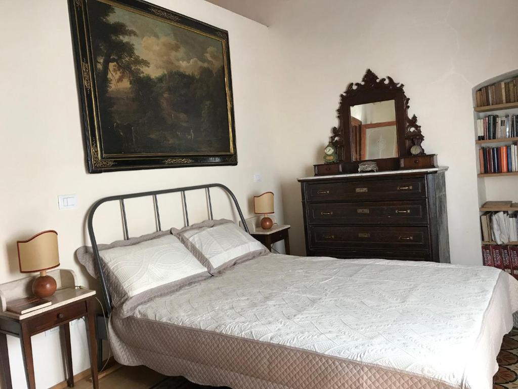 斯培西亚La casa di Alice的一间卧室配有床、镜子和梳妆台