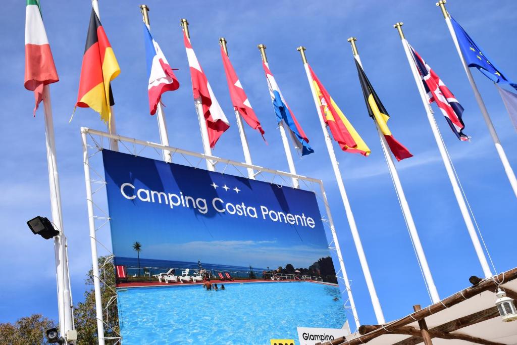 切法卢科斯塔波南特露营地的一组旗帜在游泳池前