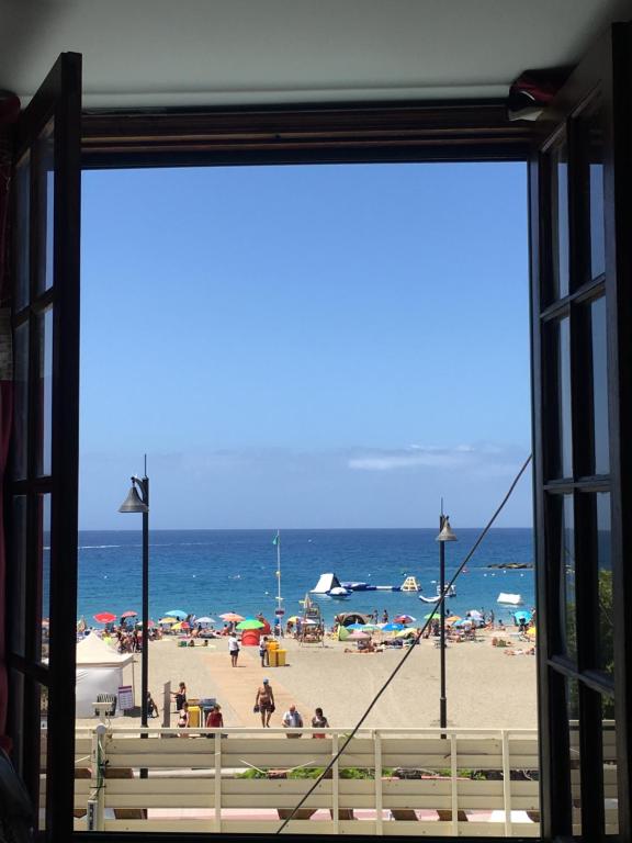 阿罗纳La Niña - Ocean View Apartment的从窗户可欣赏到海滩景色