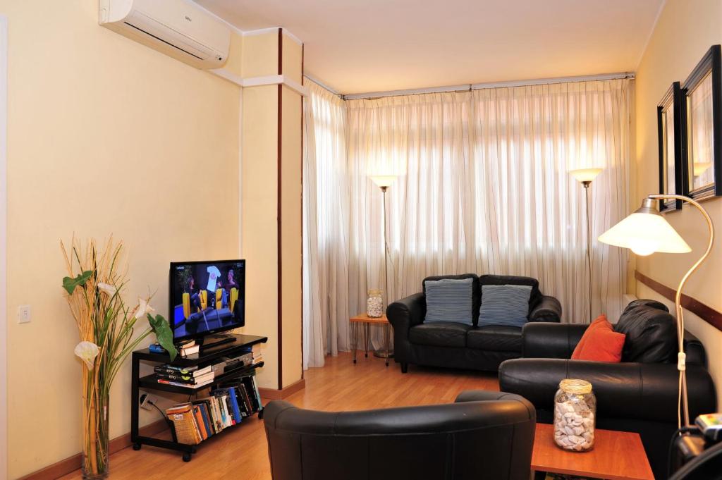 巴塞罗那贝哈尔旅馆的带沙发和电视的客厅