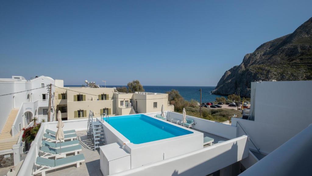 卡马利扎哈拉基斯画室酒店的享有带游泳池的别墅景致
