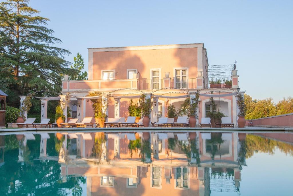 马丁纳弗兰卡Relais Villa San Martino的一座大房子前面设有一个游泳池