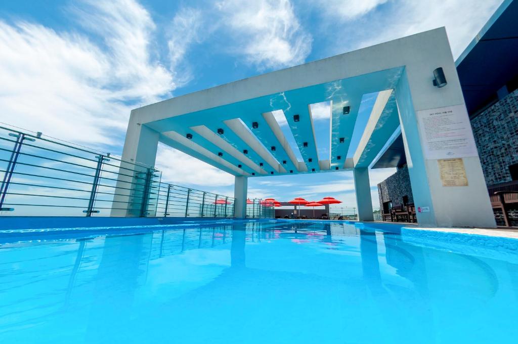 西归浦市韦斯特凯世界杯酒店的建筑物屋顶上的游泳池