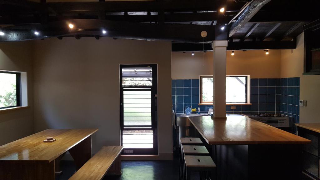 京丹后市Asobi Lodge的一间厨房,内设木制台面
