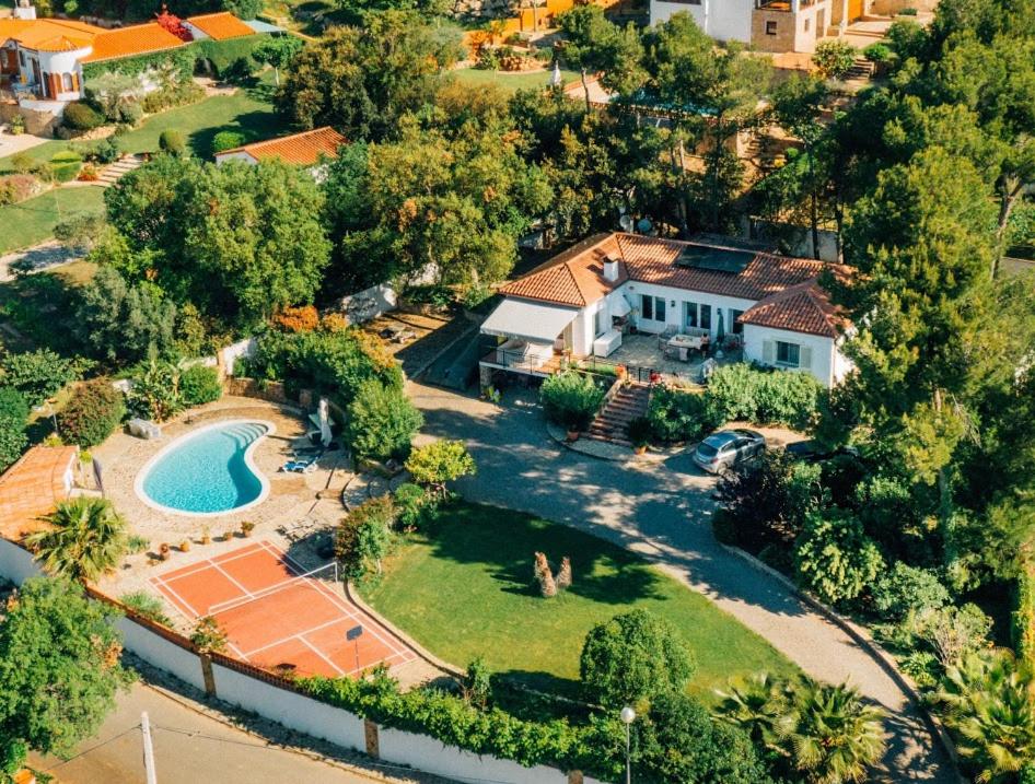 巴利-略夫雷加Villa Sotavent的享有带游泳池的房屋的空中景致