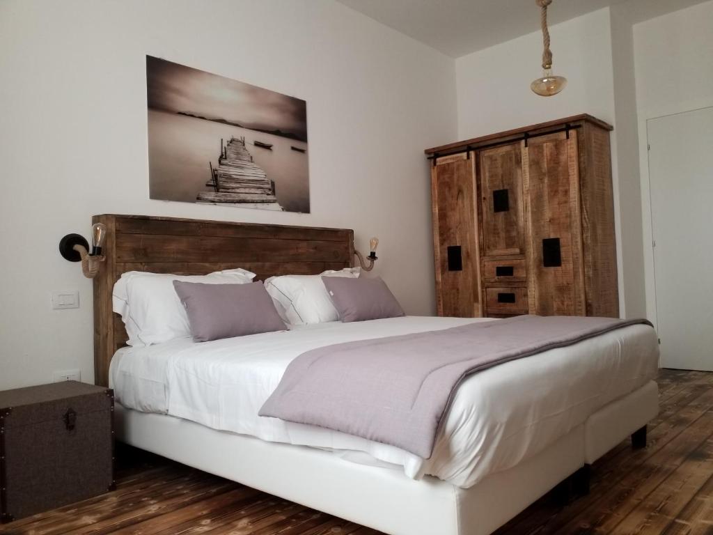 SanluriPiccolo Feudo的卧室配有一张白色大床和木制床头板