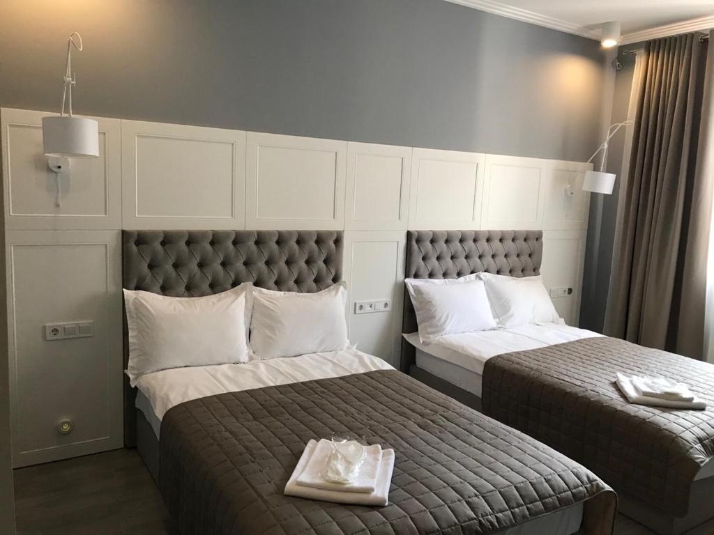 基辅索塔罗斯塔弗黎伙伴宾馆的一间酒店客房,房间内设有两张床