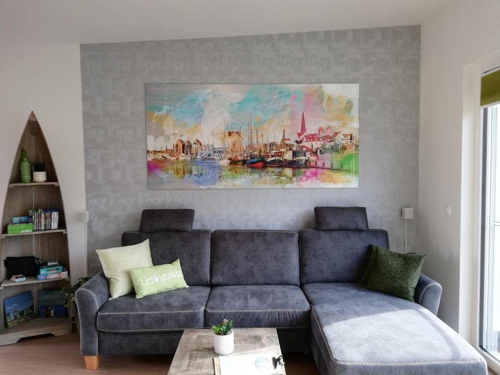 格拉尔-米里茨nagelneue Fewo mit Waldblick 10min zur See Igelring21og的客厅配有沙发和墙上的绘画