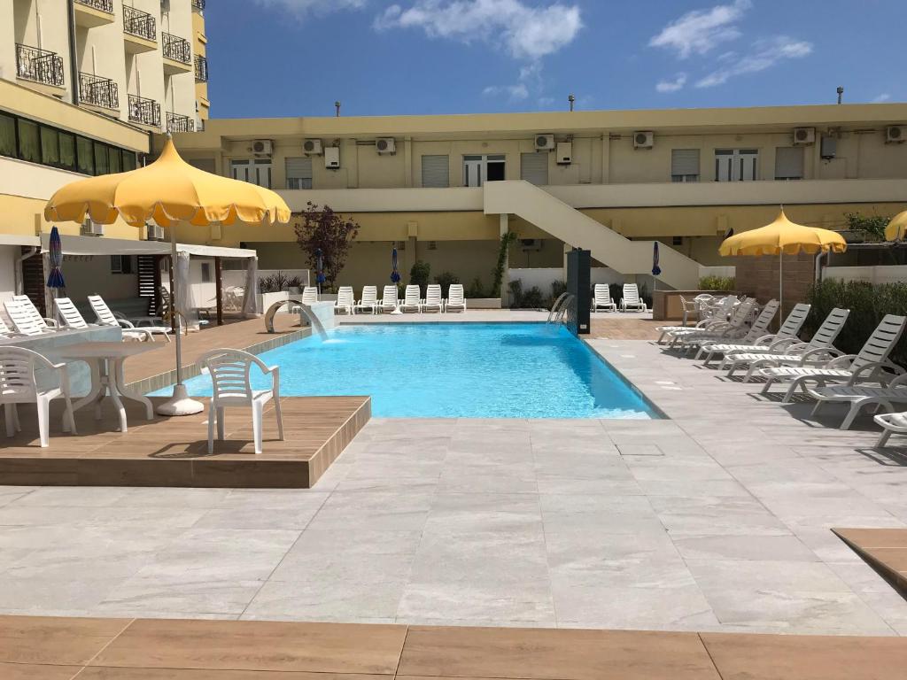 里米尼蒙马特公寓酒店的大楼前带滑梯的游泳池