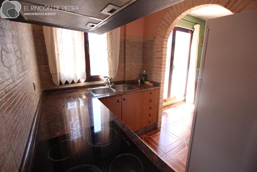 恩吉达诺斯El Rincon de Piedra的厨房配有水槽和台面