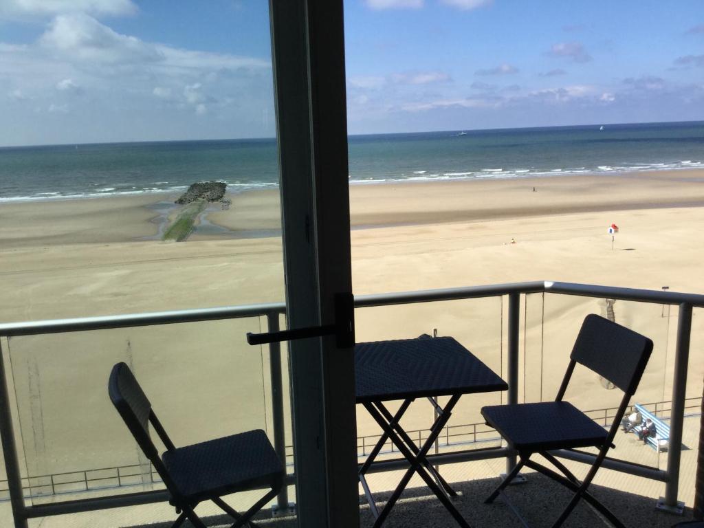 米德尔克尔克Melanie的海滩景客房 - 带2把椅子和1张桌子