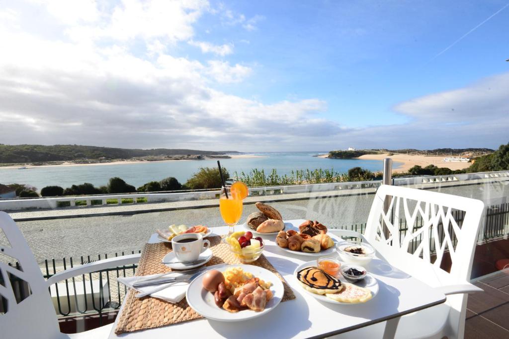 米尔芳提斯城Hotel HS Milfontes Beach - Duna Parque Group的海景早餐桌