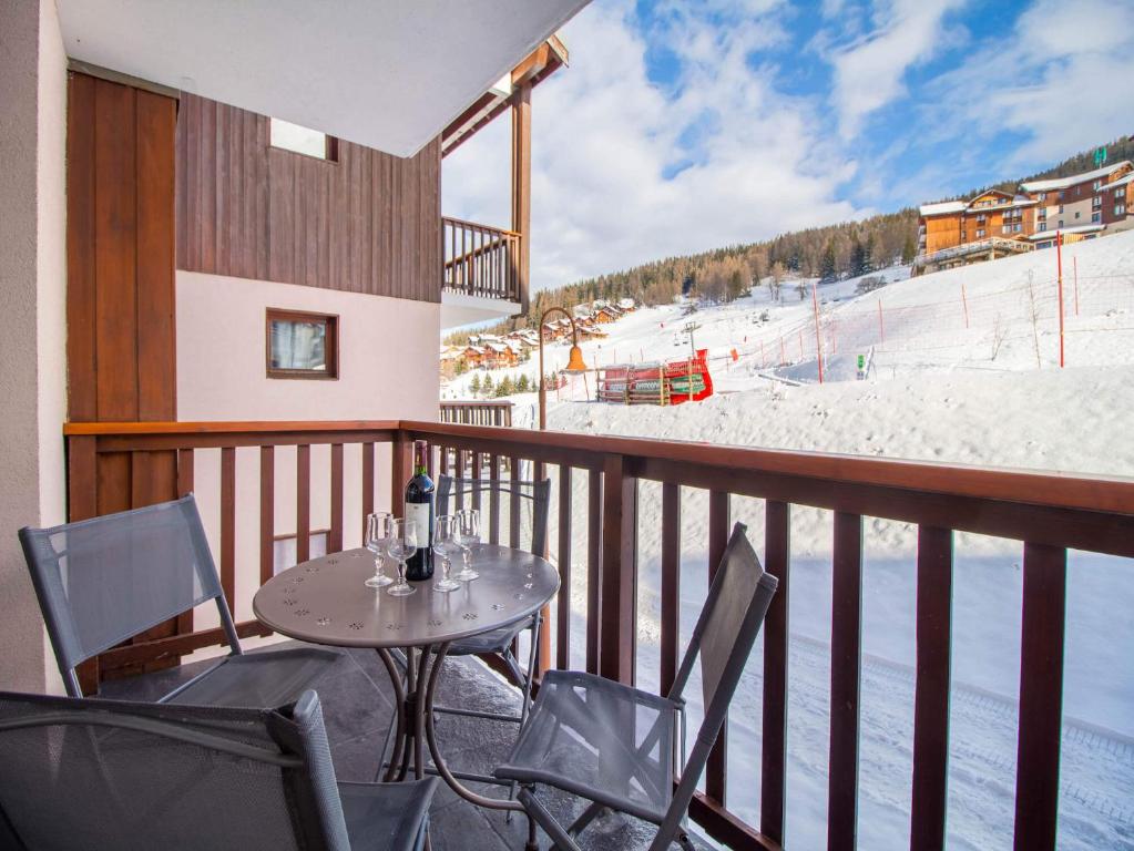 佩塞克鲁瓦34 Grande Ourse Vallandry - Les Arcs - Paradiski的一个带桌椅的阳台和一个滑雪场
