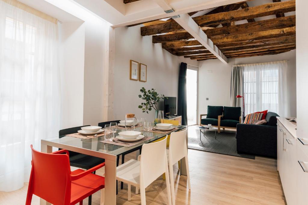 巴利亚多利德Calixto Fernández de la Torre 2的用餐室以及带桌椅的起居室。