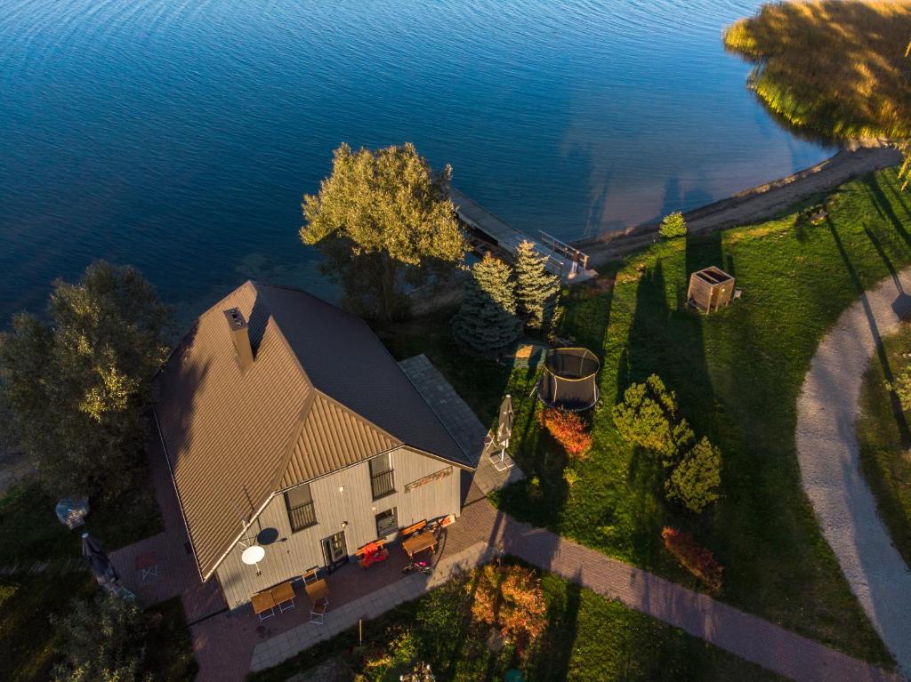 MeteliaiVivaldi Lake House的水面上大房子的空中景色