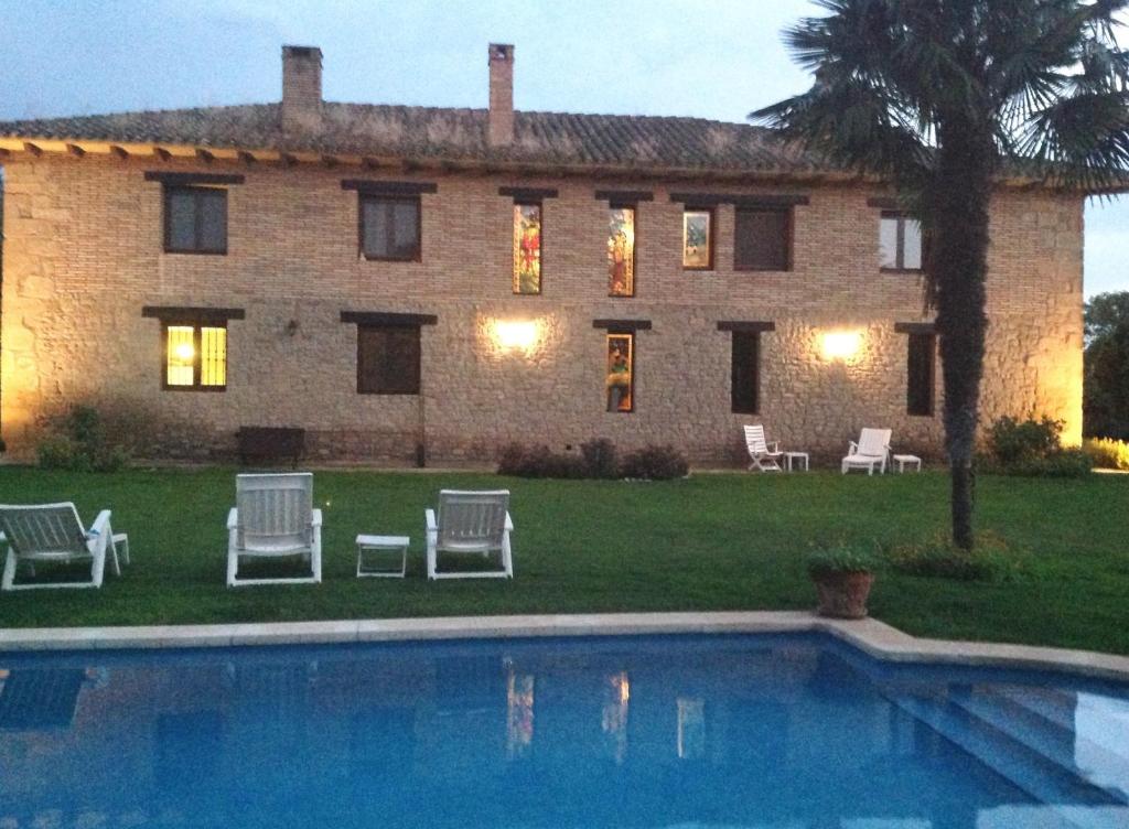 洛格罗尼奥Finca el Consul的房屋前有游泳池的房子
