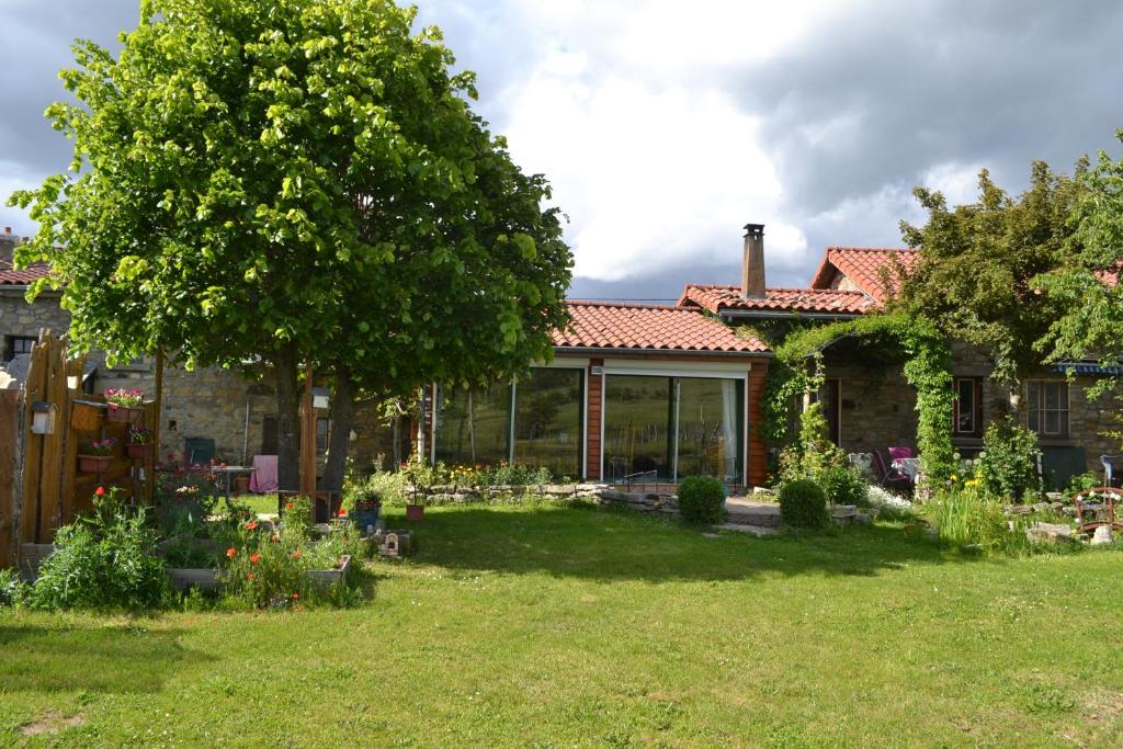 Égliseneuve-près-Billomstudio indépendant dans maison à la campagne的前面有花园的房子