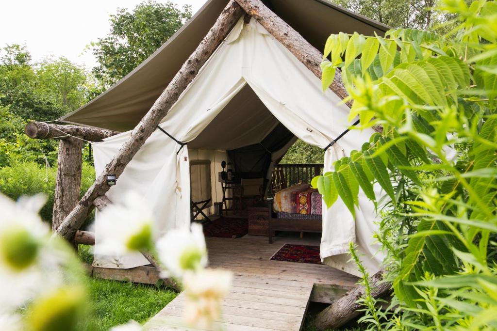 伊萨卡Firelight Camps的花园内带一张床的帆布帐篷