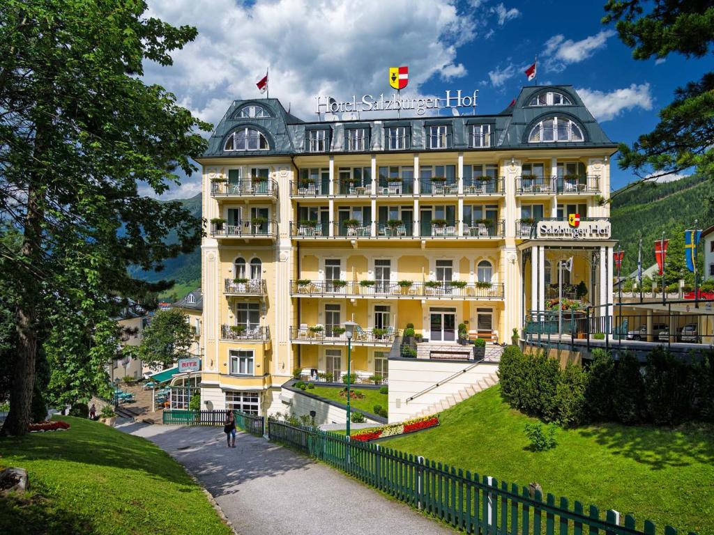 巴德加斯坦萨尔茨堡霍夫酒店的一座黄色的大建筑,有圆顶