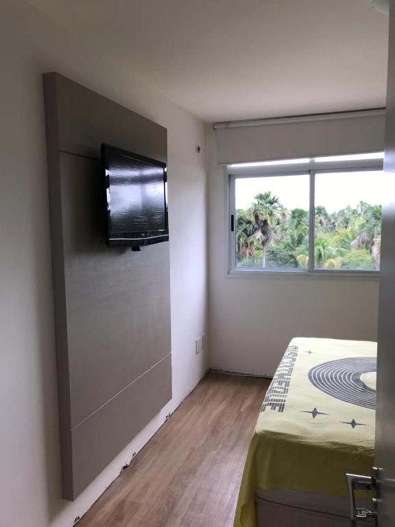 巴雷里尼亚斯GRAN LENÇOIS FLAT的卧室配有壁挂式平面电视。