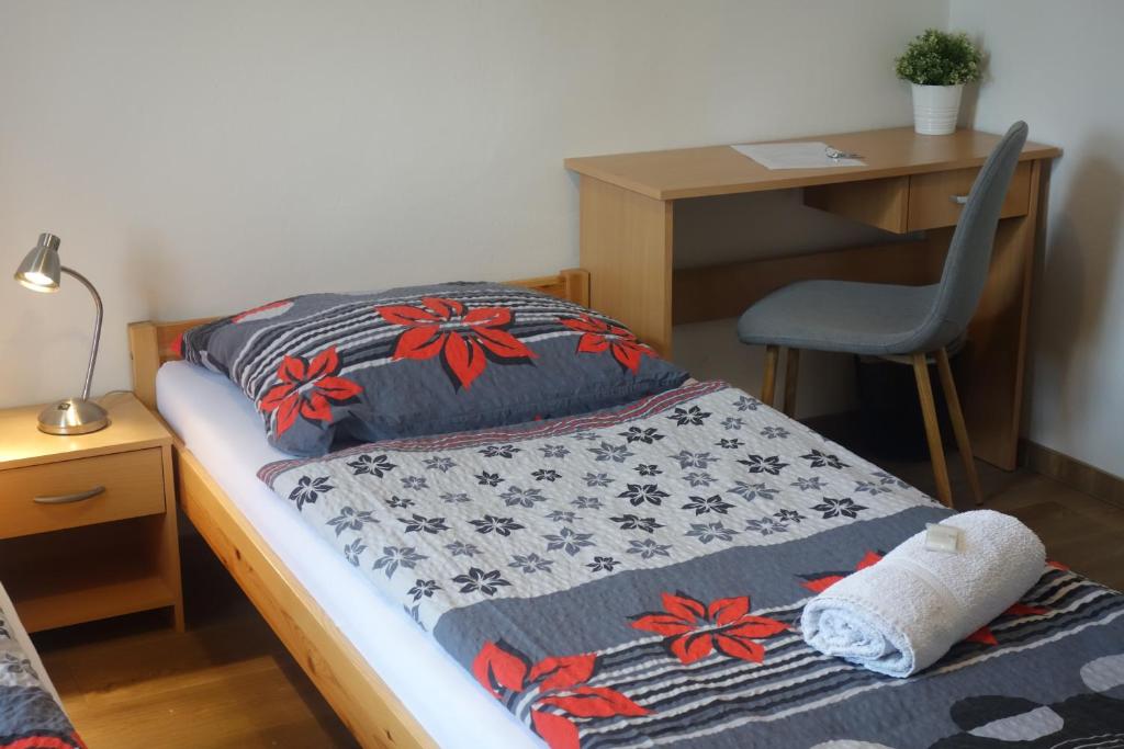 布尔诺布尔诺住宿加早餐旅馆的一间卧室配有一张带桌子和椅子的床