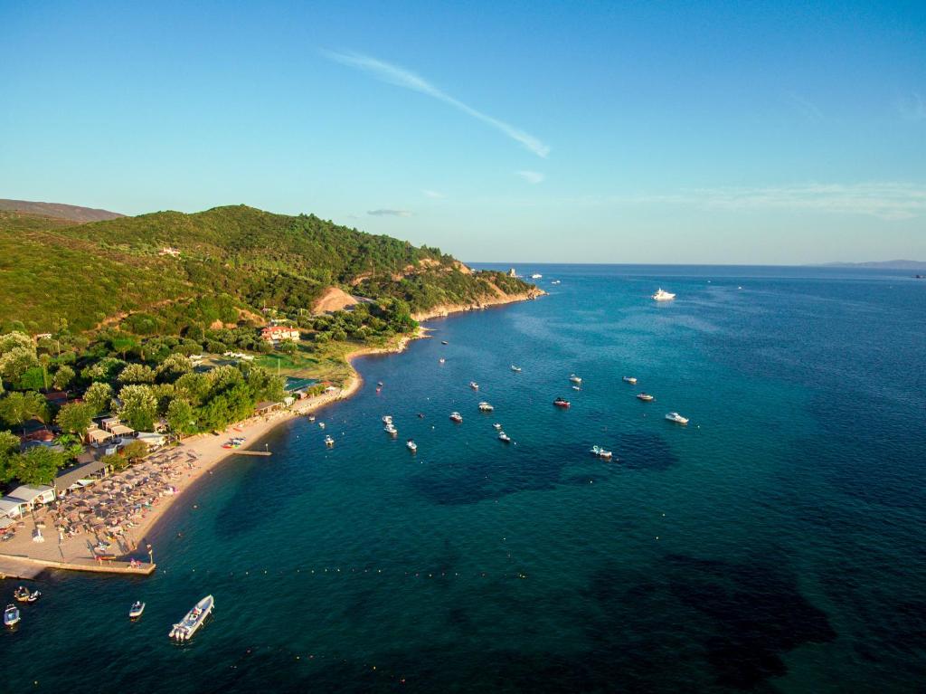 欧拉努波利斯OURANOUPOLI BUNGALOWS & CAMPING的享有海滩的空中景色,在水中划船
