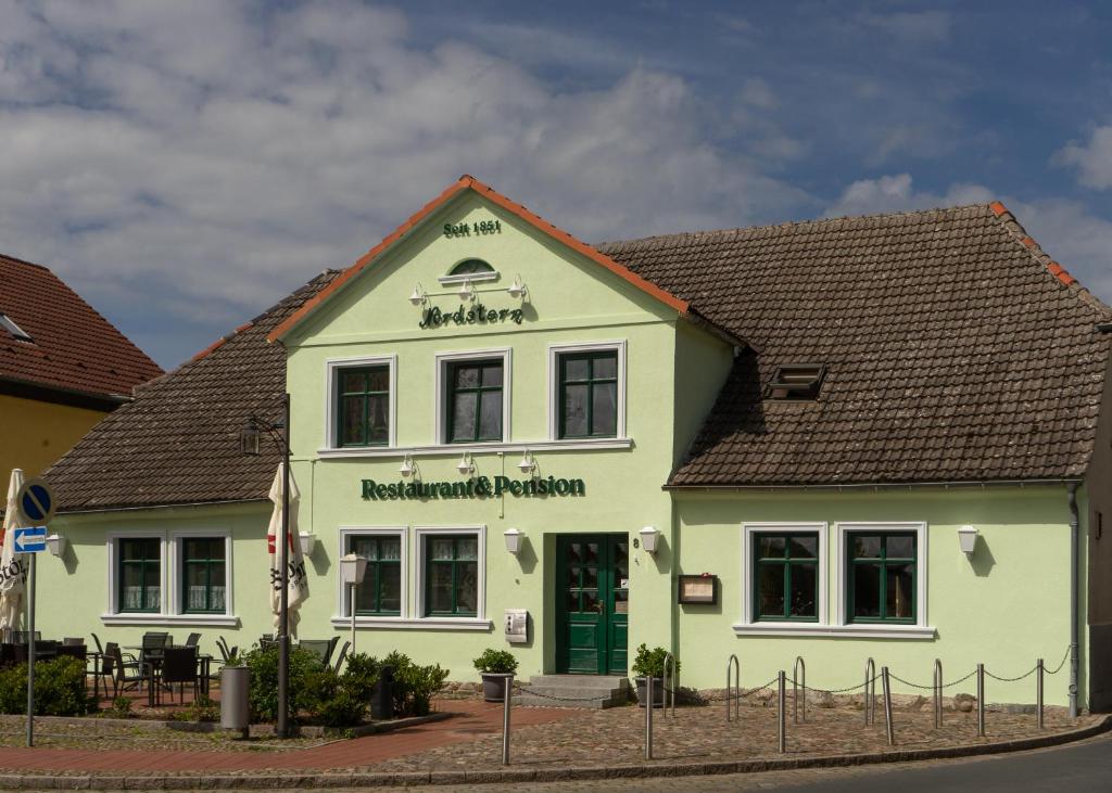 京斯特Nordstern的街道上的绿色和白色建筑