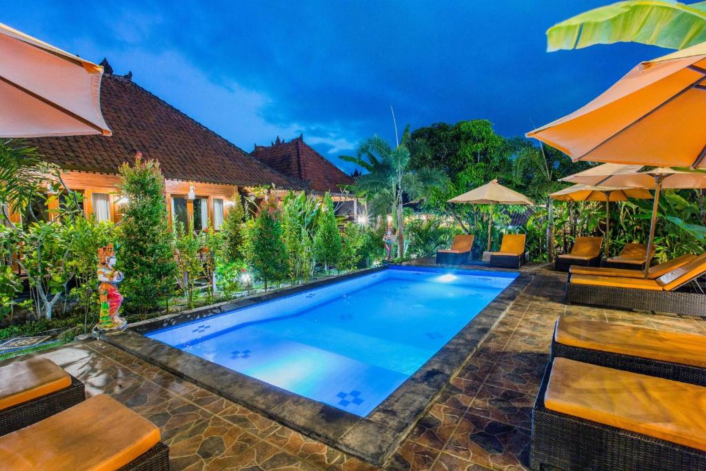 蓝梦岛Dinatah Lembongan Villas的别墅游泳池的形象
